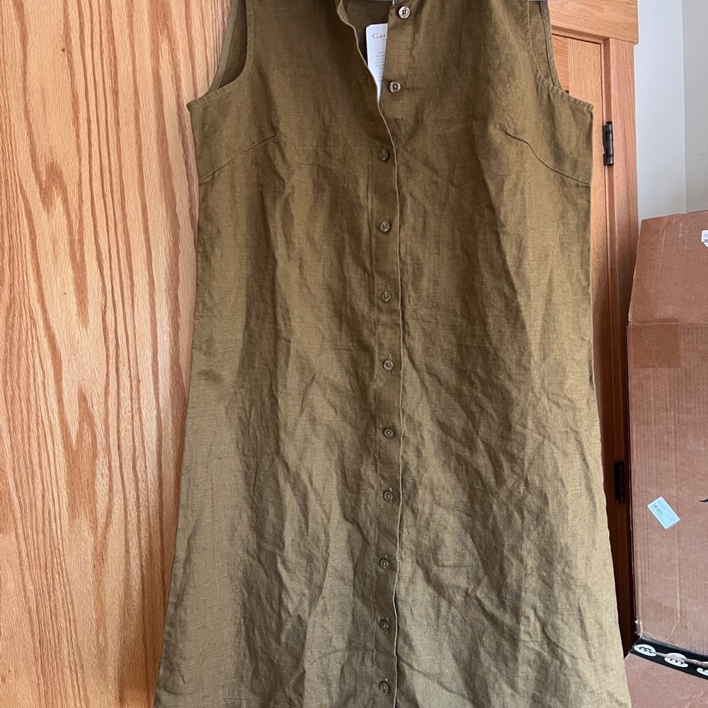 Sleeveless Button-Down Dress - Picture 2 of 4